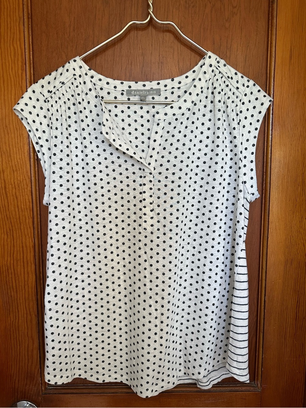 Daniel Rainn linen blend multi pattern womenβs v-neck top size medium